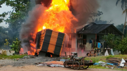 Truk Angkut Belasan Ton BBM, Terbakar di Halaman Gudang Milik Warga