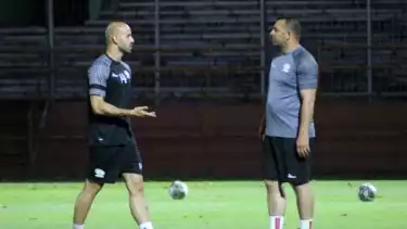 Pemain Timnas Palestina, Mohammed Rashid (kiri) di Stadion Gelora Bung Tomo, Surabaya.