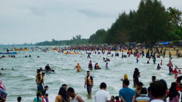 Indahnya Wisata Kuala Leuge Laut Biru di Aceh Timur, Surganya Wisatawan Bermain Ombak