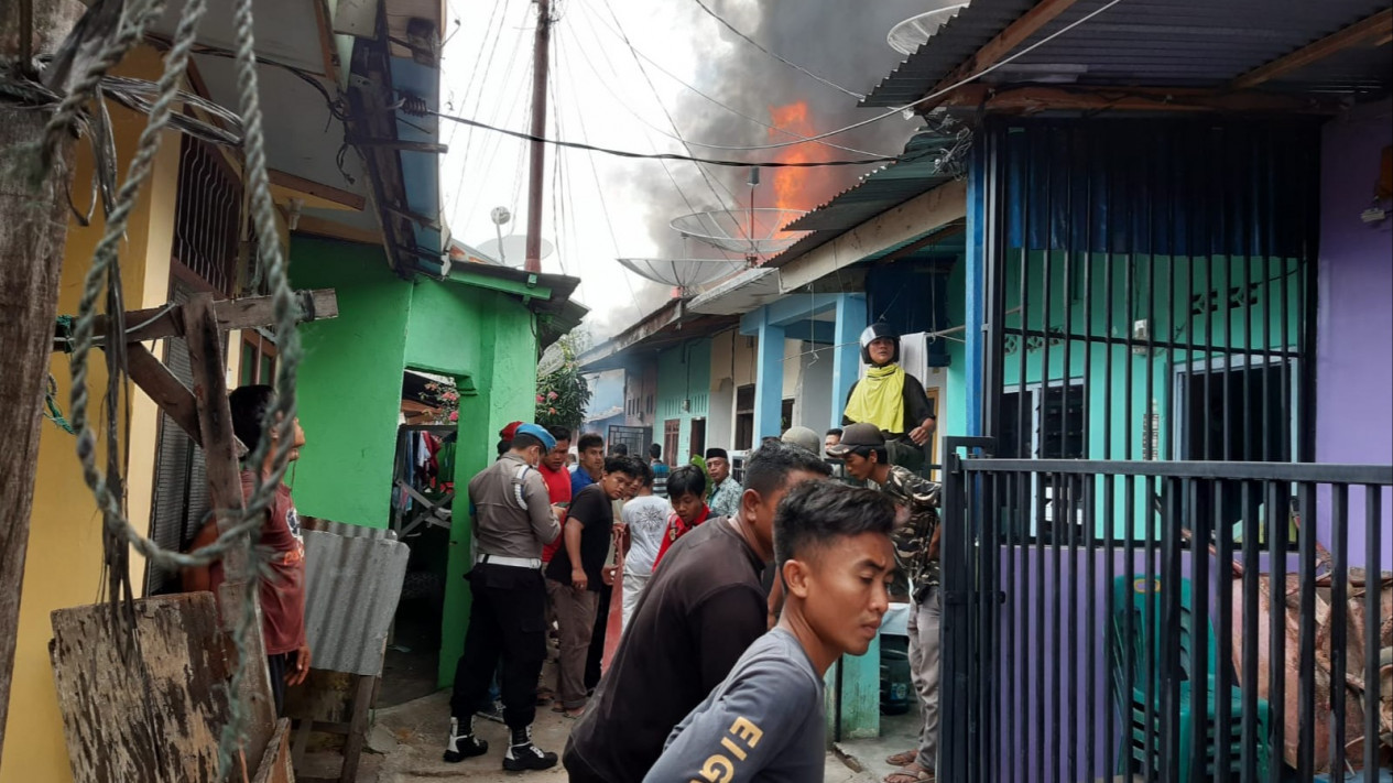 Dua Unit Rumah Warga di Kota Sibolga Hangus Dilalap Si Jago Merah
            - galeri foto