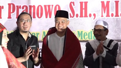 Disambut Hangat, Ganjar Ikut Nari Tor-Tor Bareng Santri Ponpes Al Kautsar Al Akbar Medan