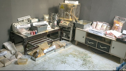 Ratusan Adegan Diperagakan pada Rekonstruksi Pabrik Lab Pembuatan Pil Ekstasi Jaringan Internasional