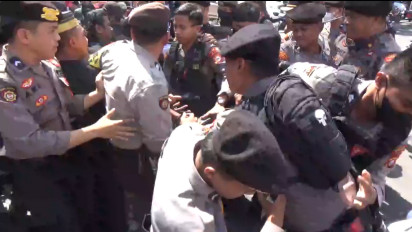 Demo Tolak Penggusuran Ricuh, Warga Saling Dorong dengan Polisi