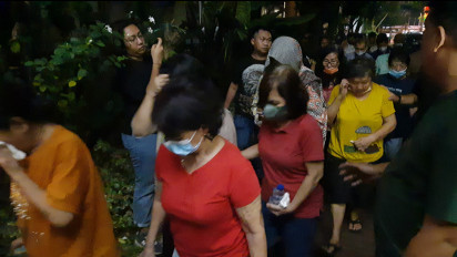 Waduh! Malam-malam Bukan Bersantai dengan Keluarga, Belasan Wanita Lansia Ini Justru Tertangkap Basah Sedang Bermain Judi