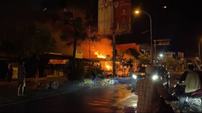 Lima Toko dan Dua Rumah Terbakar di Kota Padang