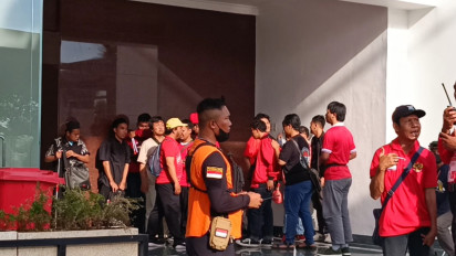 2 Jam Jelang Laga Timnas Indonesia vs Timnas Palestina, Ribuan Penonton Banjiri Stadion GBT Surabaya