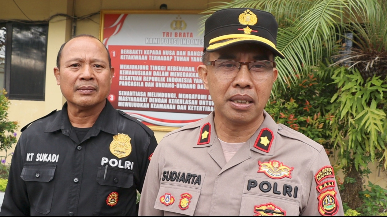 Cegat dan Rusak Mobil Dinas Polisi, Seorang Bule di Bali Diamankan
            - galeri foto