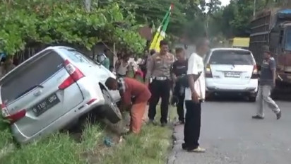 Braaak! Diduga Sopir Mengantuk Mobil Tabrak Becak yang Ditumpangi Pasutri Lansia