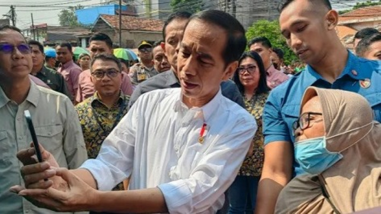 Presiden Jokowi Datangi Pasar Menteng Pulo, Ingin Lihat Situasi Harga Bahan Pokok
            - galeri foto