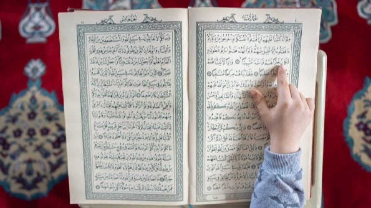 Bacaan Al-Qur'an Surat Al-Baqarah Ayat 11-15 Lengkap Tulisan Arab, Latin, dan Artinya
            - galeri foto