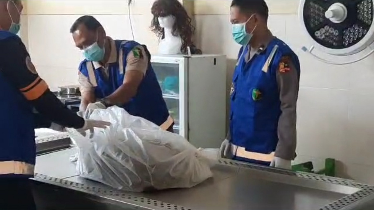 Pastikan Identitas Mayat Laki-Laki Termutilasi di Sidoarjo, Beberapa Warga Jalani Tes DNA
            - galeri foto