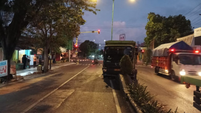 Truk Tronton Muat Semen Tabrak Pembatas Jalan di Banyuwangi, Ini Penyebabnya