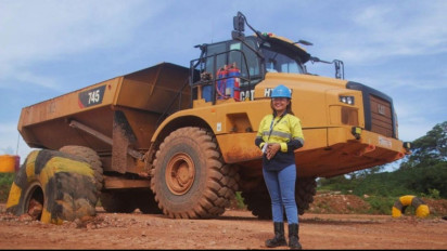 Ratusan Perempuan di Banyuwangi Ditantang bisa Mengoperasikan Alat Berat