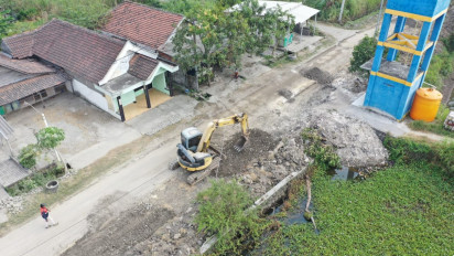 Rusak Parah Akibat Banjir Kali Lamong, Jalur Ekonomi Warga di Raya Banter- Kalipadang Gresik Mulai Diperbaiki