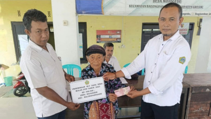 Demi Mendapatkan BLT Dana Desa Rp300 Ribu, Puluhan Warga Mojogede Gresik Rela Antre Sejak Pagi