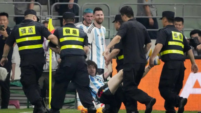 Fans China Lakukan Pitch Invasion Ikut Selebrasi dengan Messi, Pelaku Sengaja Tembus Keamanan Karena Alasan Ini