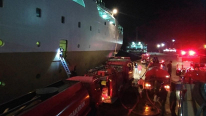 Breaking News : KM Bukit Siguntang Terbakar di Pelabuhan Parepare