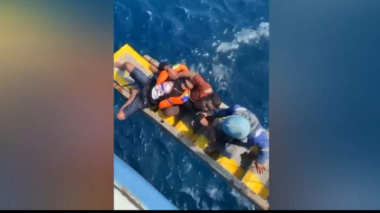 Digulung Ombak Besar Perairan Karimun Jawa, Kapal LCT Cipta Harapan 9 Tenggelam
            - galeri foto