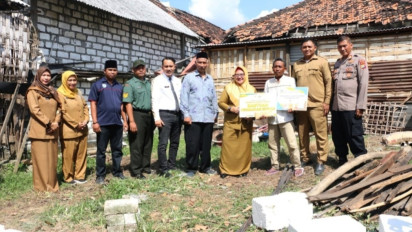 Rumahnya Ambruk Rata dengan Tanah, Warga di Gresik Akhirnya Dapat Bantuan setelah Satu Tahun Menunggu