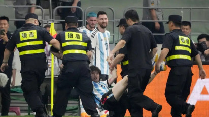 Ingat Suporter yang Pitch Invasion dan Peluk Messi? Ini Nasib Dia Sekarang