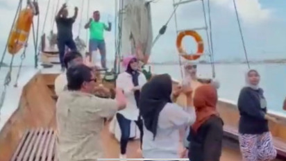Viral! Video Anggota DPRD Sumenep Joget hingga Nyawer Biduan di Atas Kapal Pinisi