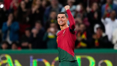 Kualifikasi Piala Eropa: Suporter Sujud di Kaki Cristiano Ronaldo, Respons CR7 Bikin Netizen Heran