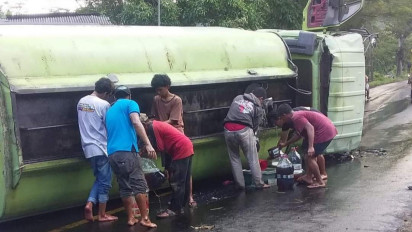 Rem Blong, Truk Tangki Tabrak Pagar Musala hingga Terguling di KP Karangkates Malang
