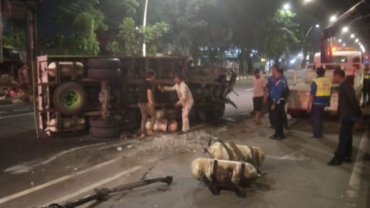 Truk Berisi Tabung Gas Terbalik di Jalan Bypass Jakarta Timur