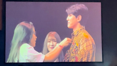 Siap Diajak Kondangan, Kim Mingue Dipakaikan Batik oleh Fans Indonesia