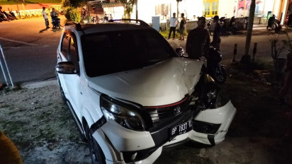 Kecelakaan Tunggal Mobil di Karimun: Pengemudi Kehilangan Kendali, Menabrak Tembok, dan Dilarikan ke Rumah Sakit