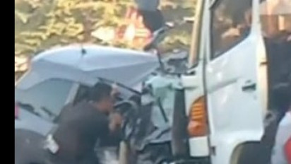 Adu Banteng Mobilio vs Truk Tronton Muatan Minuman Kaleng di Pantura Probolinggo, Satu Orang Tewas