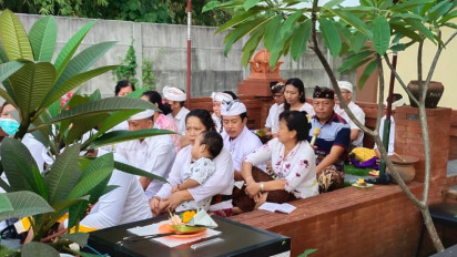 Puluhan Umat Hindu di Sidoarjo Gelar Ibadah Suci Tilem Pura Kertha Bumi Bhayangkara