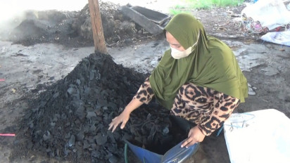 Berkah Idul Adha, Produsen Arang Batok Kelapa di Tuban Kebanjiran Pesanan