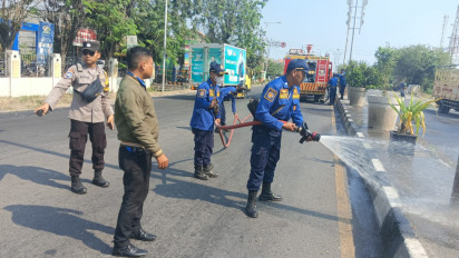 Jelang Kunjungan RI 1 ke Jiipe Gresik, Barier dan Jalan Exit Tol Manyar Langsung Dibersihkan