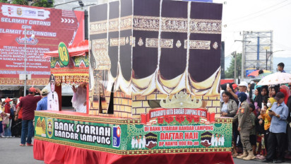 Ribuan Warga Antusias Menyaksikan Arak-arakan Mobil Hias HUT Kota Bandar Lampung ke-341