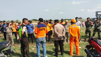 Perahu Milik Seorang Warga Pencari Ikan Terbalik di BGS Gresik, Korban Belum Ditemukan