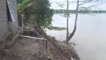 Rumah Terancam Roboh Akibat Longsor Tergerus Sungai Ogan, Warga Bertahan Tak Punya Pilihan