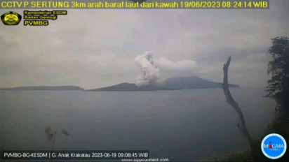 Gunung Anak Krakatau Erupsi Lagi, Lontarkan Kolom Abu Setinggi 1,5 Kilometer