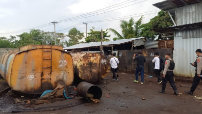 Kembali Tim Gabungan Tertibkan Gudang Penampungan Minyak Ilegal di Palembang