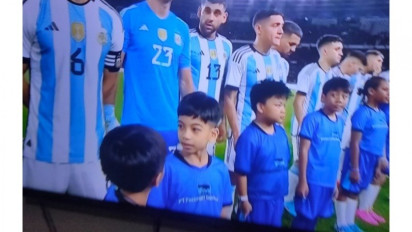 Jan Ethes Tampil Jadi Player Escort Dampingi Emiliano Martinez, Gibran Rakabuming Raka Malah Ungkapkan Fakta Lucu di Baliknya