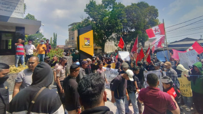 Unjuk Rasa Mahasiswa Kampus Unpri Tolak Kebijakan Parkir Berbayar dan Pemberhentian 4 Mahasiswa