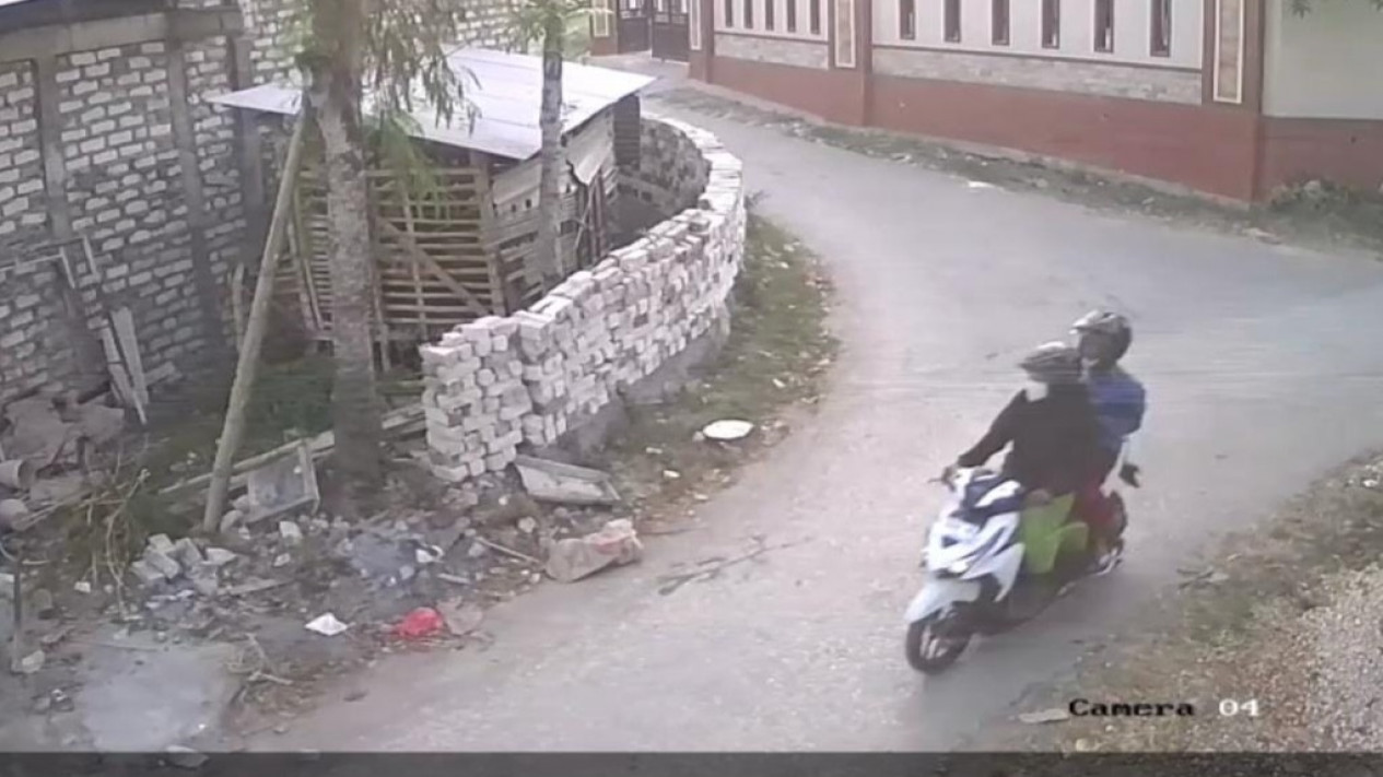 Dua Pelaku Penjambretan Kalung Emas Milik Bocah di Pamekasan Terekam CCTV
            - galeri foto
