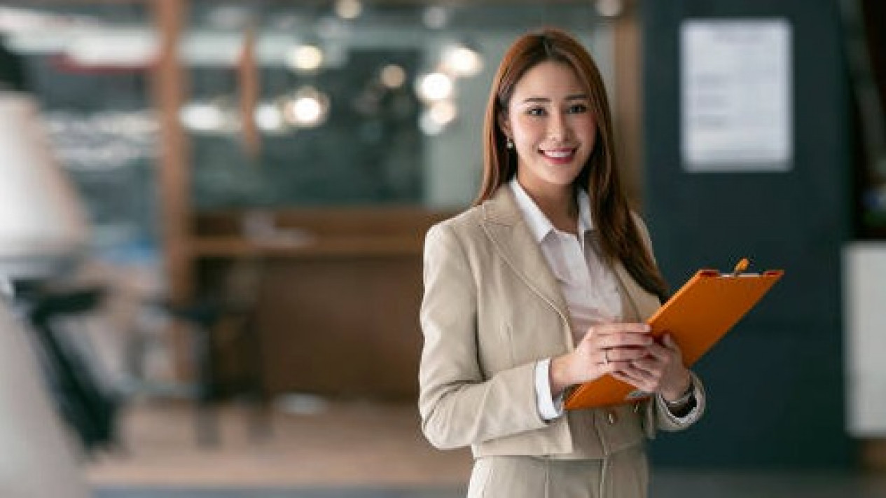 Pergi Ke Kantor Makin Stylish, Ikuti 3 Inspirasi OOTD Kantor Ala Smart Casual dari Tokopedia
            - galeri foto