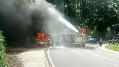 Minibus Terbakar di Jalinbar Lampung Akibat Korsleting Listrik, Pengemudi Mengalami Luka Ringan