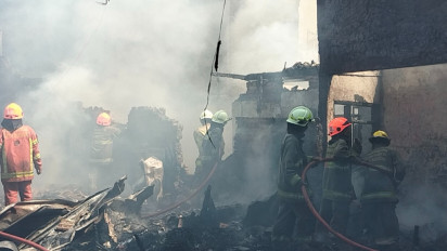 Tujuh Rumah Petak dan Sebuah Gudang Ban Bekas di Kota Bandung Ludes Terbakar