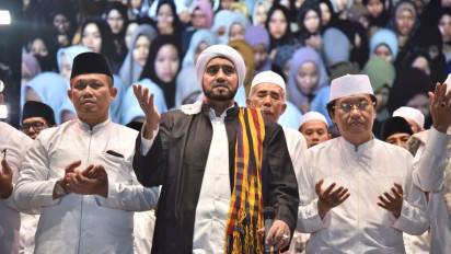 Lautan Manusia Padati Alun-alun Kebumen Sholawat Bersama Habib Syech Menggema