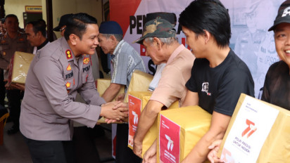 Peringati HUT Bhayangkara Ke 77 Polres Kotamobagu Serahkan Bantuan Sosial