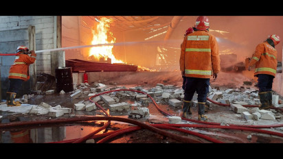 Gudang Pabrik Kayu di Gresik Terbakar Hebat, Petugas Damkar Kesulitan Padamkan Api