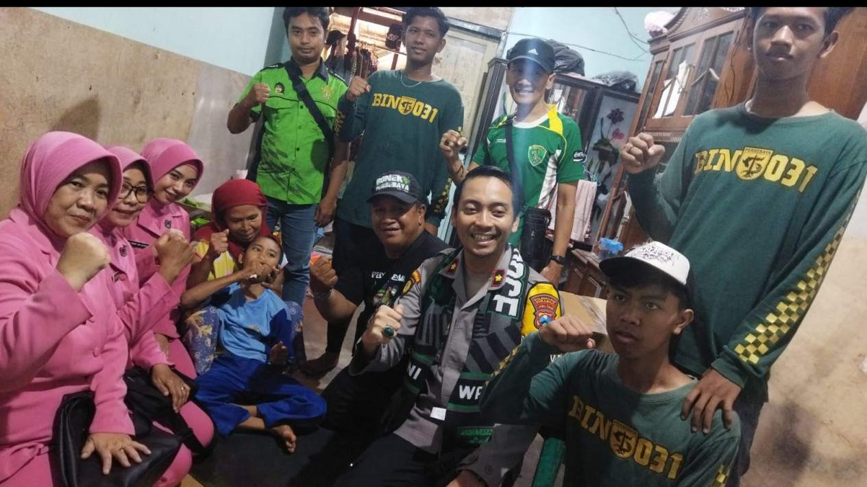 Peringati HUT 77 Bhayangkara dan Hari Jadi Persebaya ke 96, Polri dan Bonek Berbagi Kasih ke Penyandang Disabilitas
            - galeri foto
