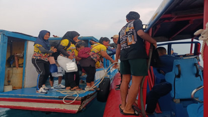 Damkar Jakarta Utara Evakuasi Puluhan Penumpang Wisatawan dari Kapal yang Alami Mati Mesin di Perairan Pulau Opa
